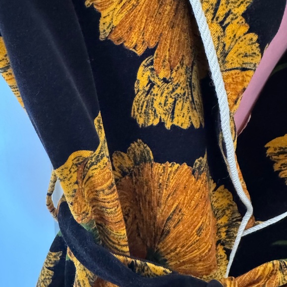 Gucci Women's Black and Gold Floral Blazer - Picture 3 of 6